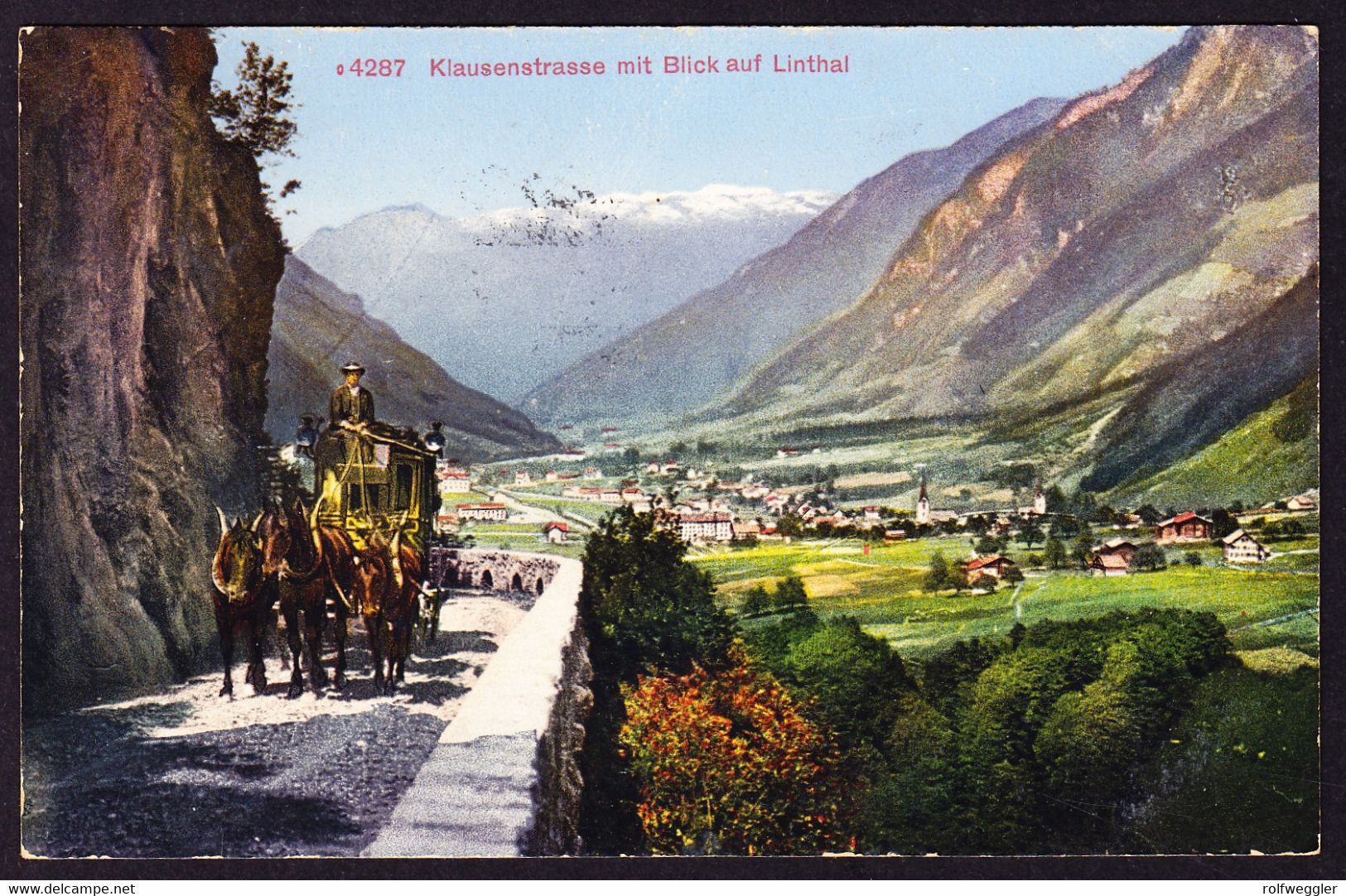 1920 Mit Bahnpost Gelaufene AK: Rückseitig Minim Fleckig. Postkutsche Auf Klausenstrasse, Blick Auf Linthal - Linthal