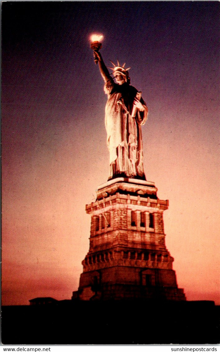 New York City Statue Of Liberty At Night - Statue De La Liberté