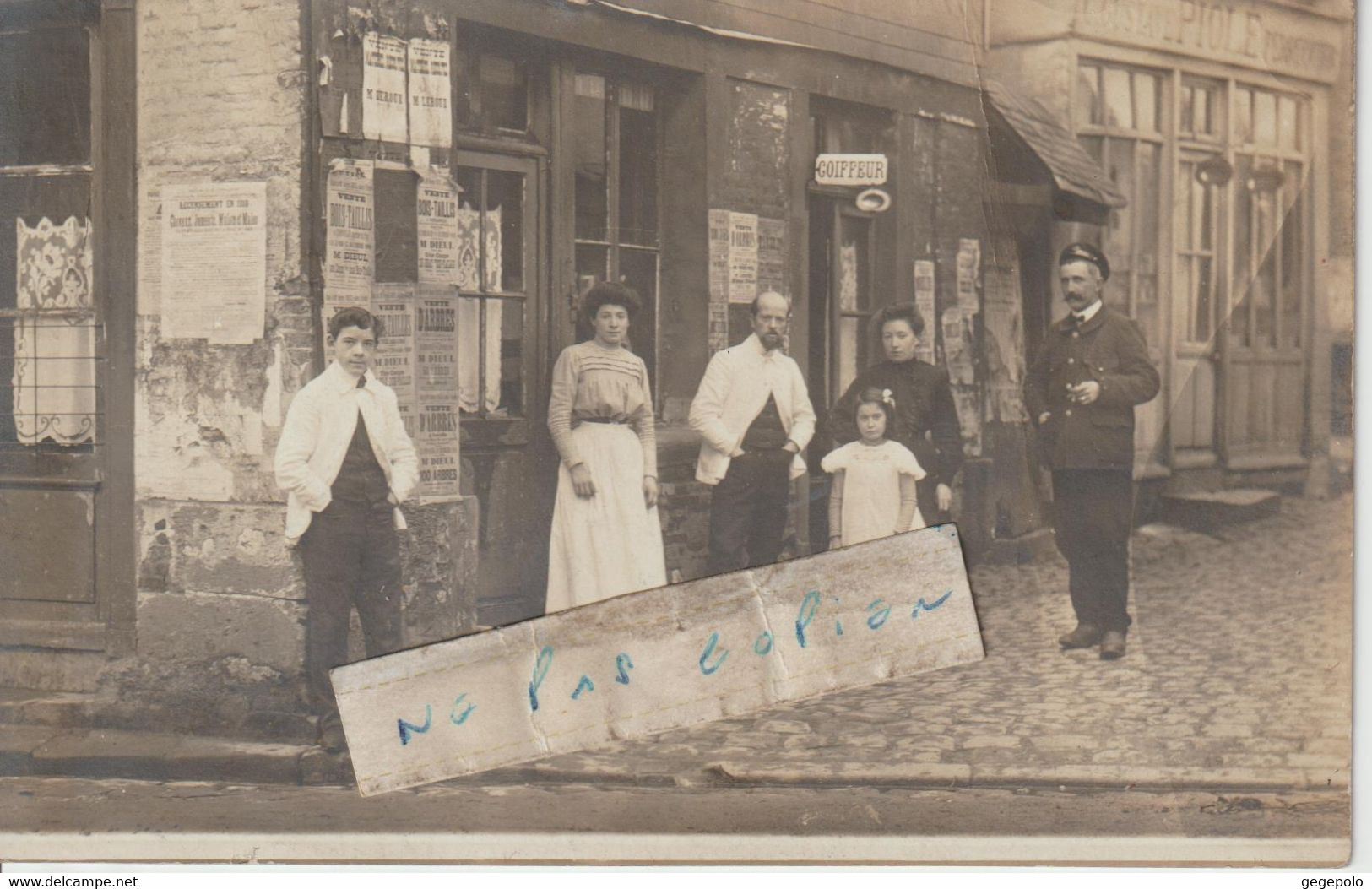 YERVILLE - On Pose Devant Le Coiffeur Et Le Perruquier Nommé Piolé Gustave Au 40-42 Rue Jacques Ferny( Carte Photo ) 2/2 - Yerville