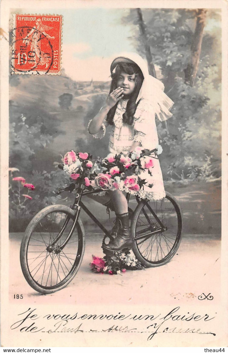¤¤   -  Lot De 2 Cartes Fantaisies   -  Fillettes Sur Un Vélo  -  Bicyclette   -  Un Baiser De " PONT-sur-YONNE " - Sonstige & Ohne Zuordnung