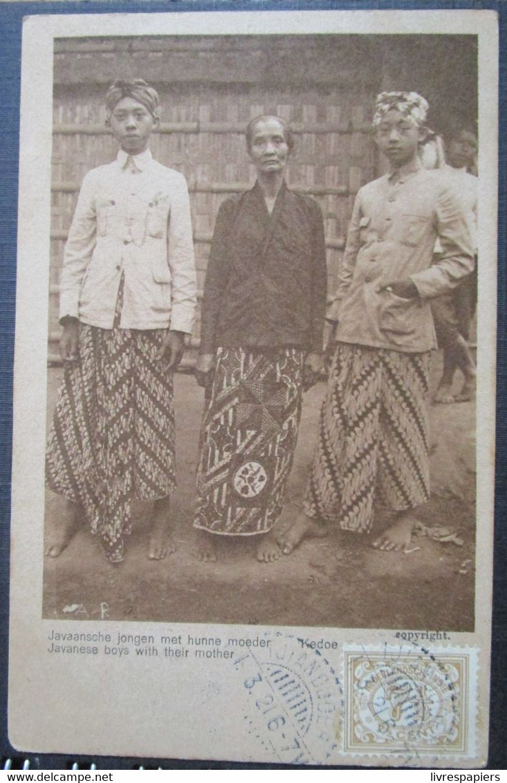 Indonesie Javanese Boys And Mother   Cpa  Timbrée Nederlandsch  Indie - Indonesien