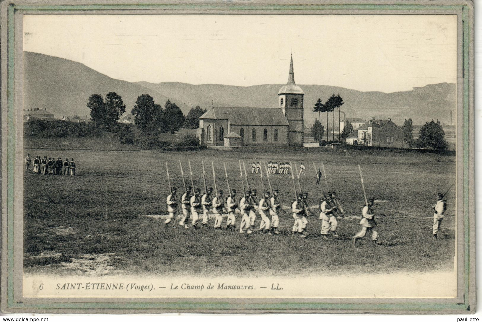 CPA -(ST) 88) SAINT-ETIENNE-de-REMIREMONT -Aspect De L'Eglise Et Des Soldats Sur Le Champ De Manoeuvres - 1920 - Saint Etienne De Remiremont