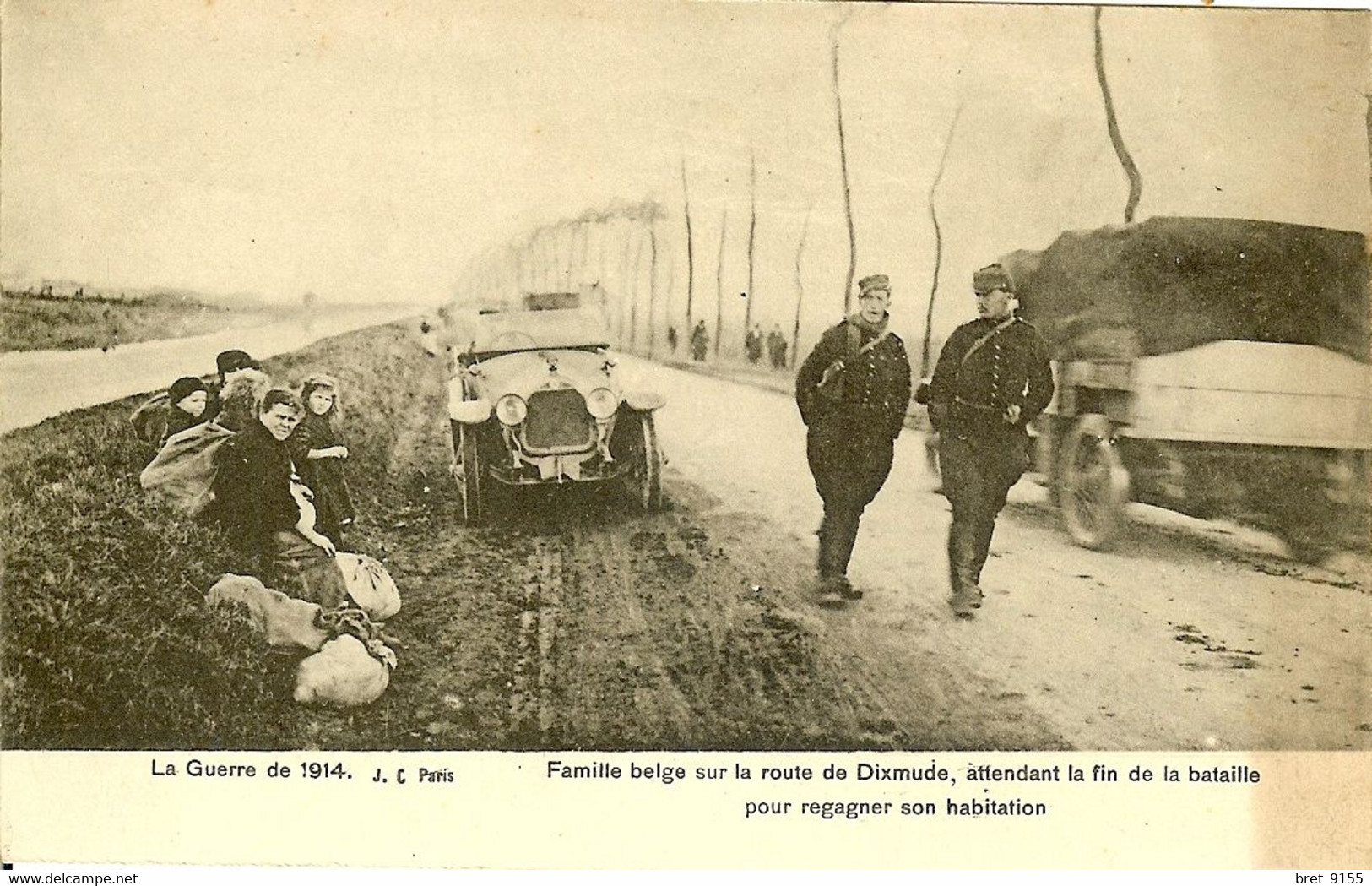 BELGIQUE  FAMILLE BELGE SUR LA ROUTE DE DIXMUDE ATTENDANT LA FIN DE LA BATAILLE POUR REGAGNER SON HABITATION GUERRE 1914 - Diksmuide