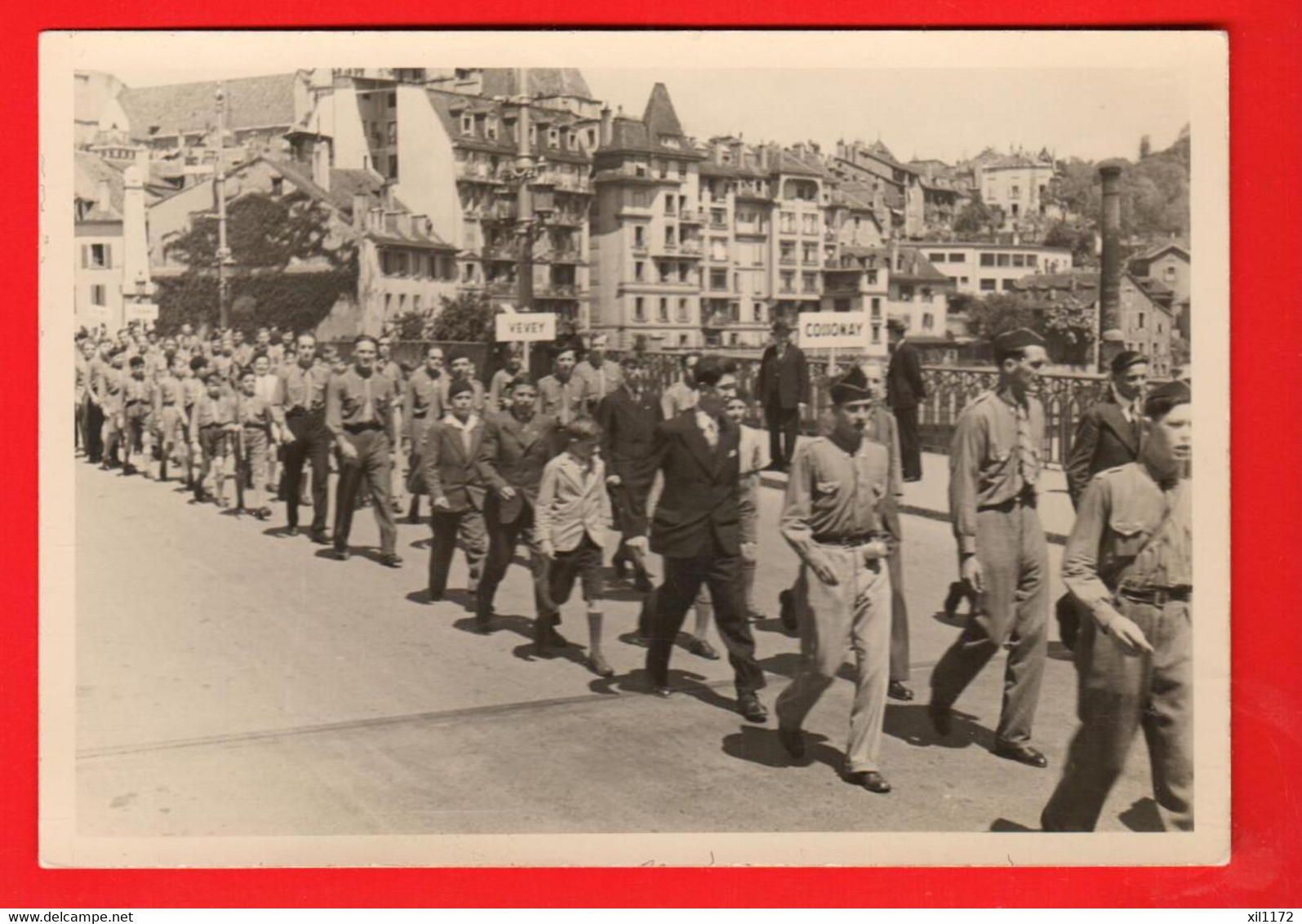 DAB-01 Lausanne Défilé De Scouts Vaudois Sur Le Pont Chauderon. Section De Cossonay Et De Vevey.  NC - Cossonay