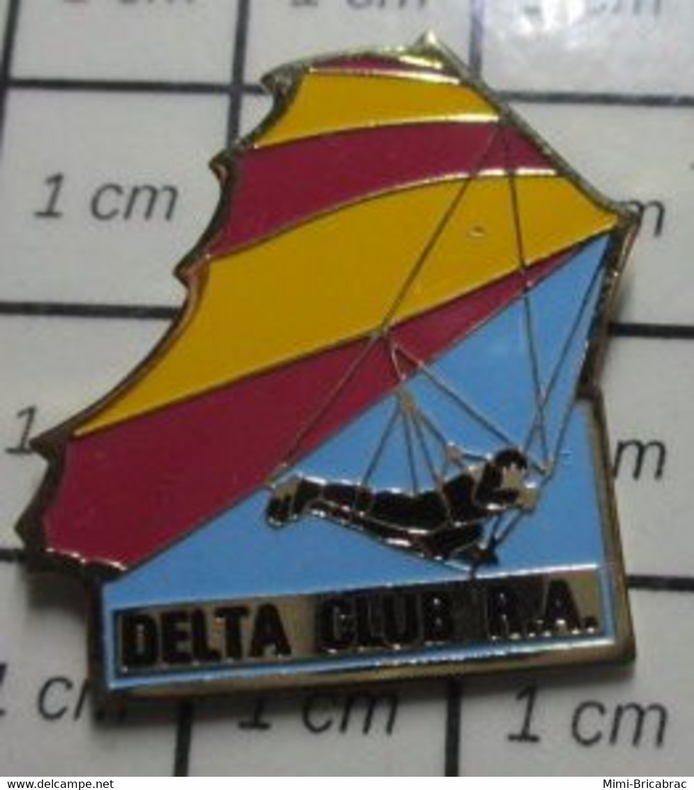 512c Pin's Pins / Beau Et Rare / SPORTS / DELTA CLUB R.A. DELTAPLANE - Parachutespringen