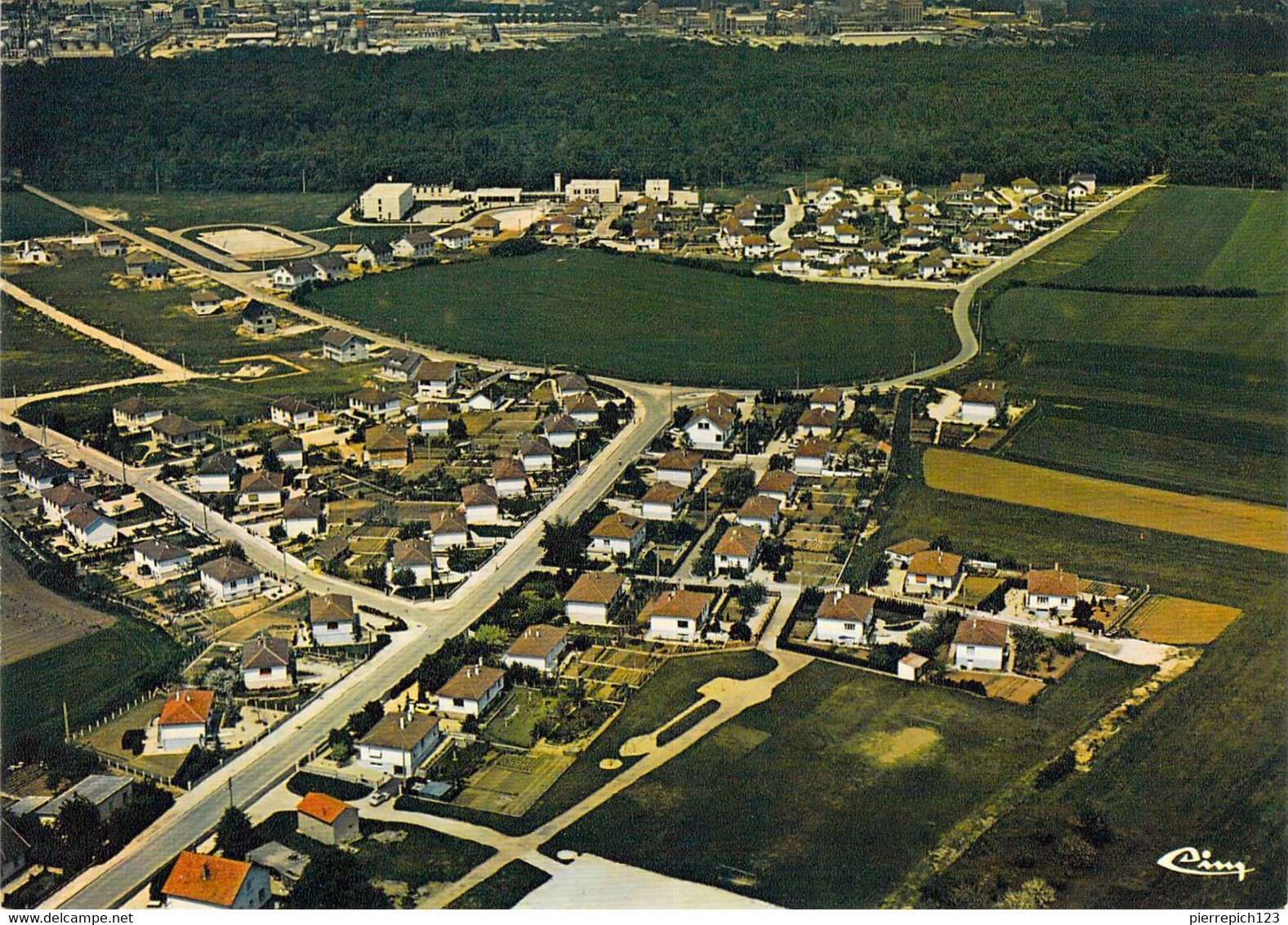 39 - Tavaux - Vue Aérienne - Au Fond, Le C.E.S - Tavaux