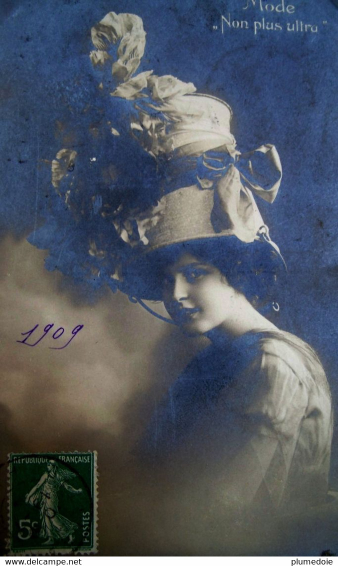 CPA  MODE NON PLUS ULTRA FEMME  AU Grand CHAPEAU EXTRAVAGANT . 1909 FASHION . WOMAN WITH LARGE HAT OLD PC - Mode