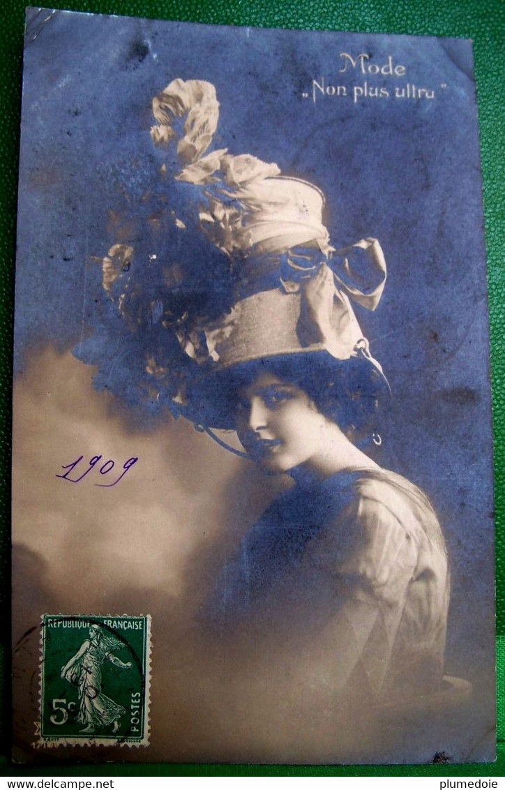 CPA  MODE NON PLUS ULTRA FEMME  AU Grand CHAPEAU EXTRAVAGANT . 1909 FASHION . WOMAN WITH LARGE HAT OLD PC - Mode