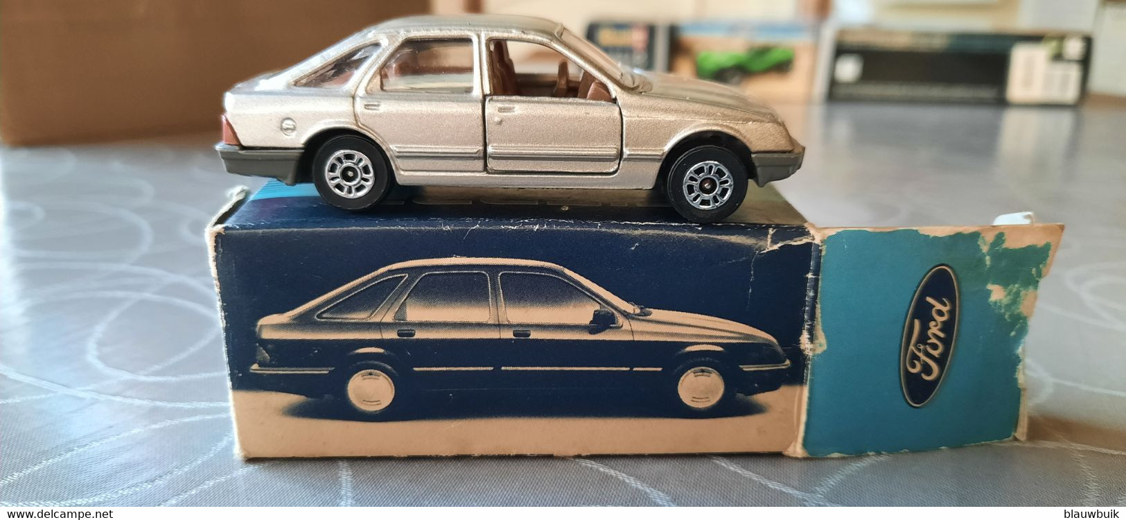 Corgi Ford Sierra 2.3 Ghia 1/64 - Corgi