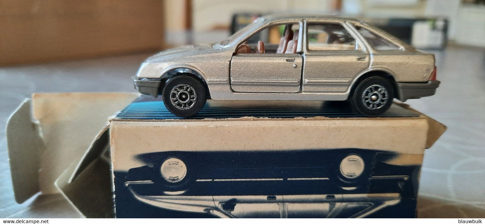 Corgi Ford Sierra 2.3 Ghia 1/64 - Corgi