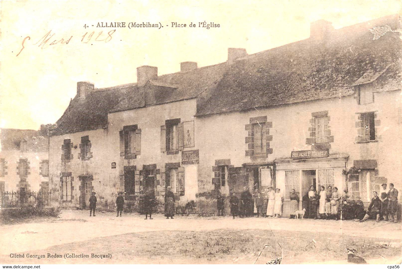 ALLAIRE - Le Bourg - Place De L'Église - Animée Devant La Boulangerie - Allaire