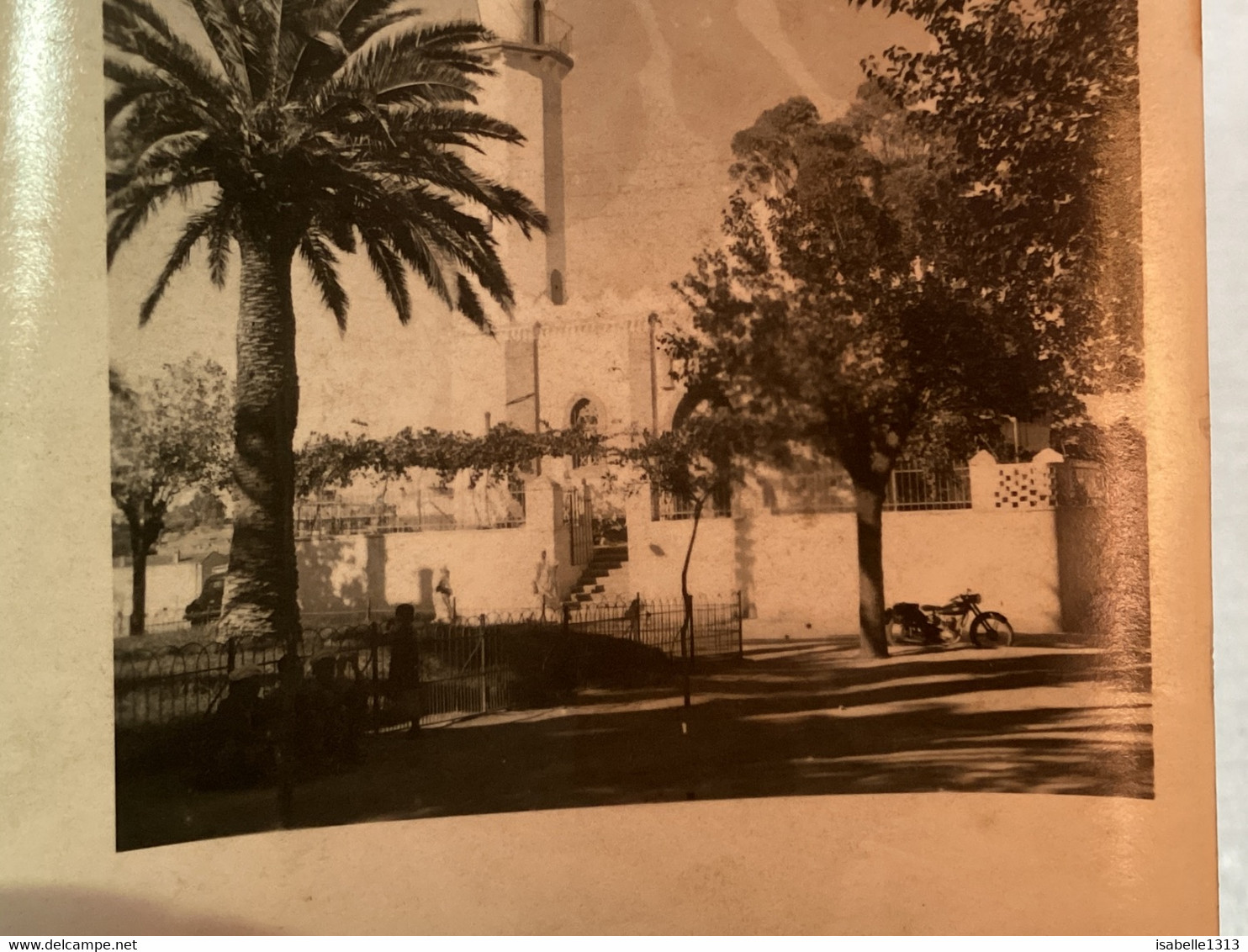 Photo Noir Et Blanc, 1940, Algérie Saida La Mosquée Avec Palmiers, Moto, Enfin Devant Moto,homme  Assis Par Terre - Saïda