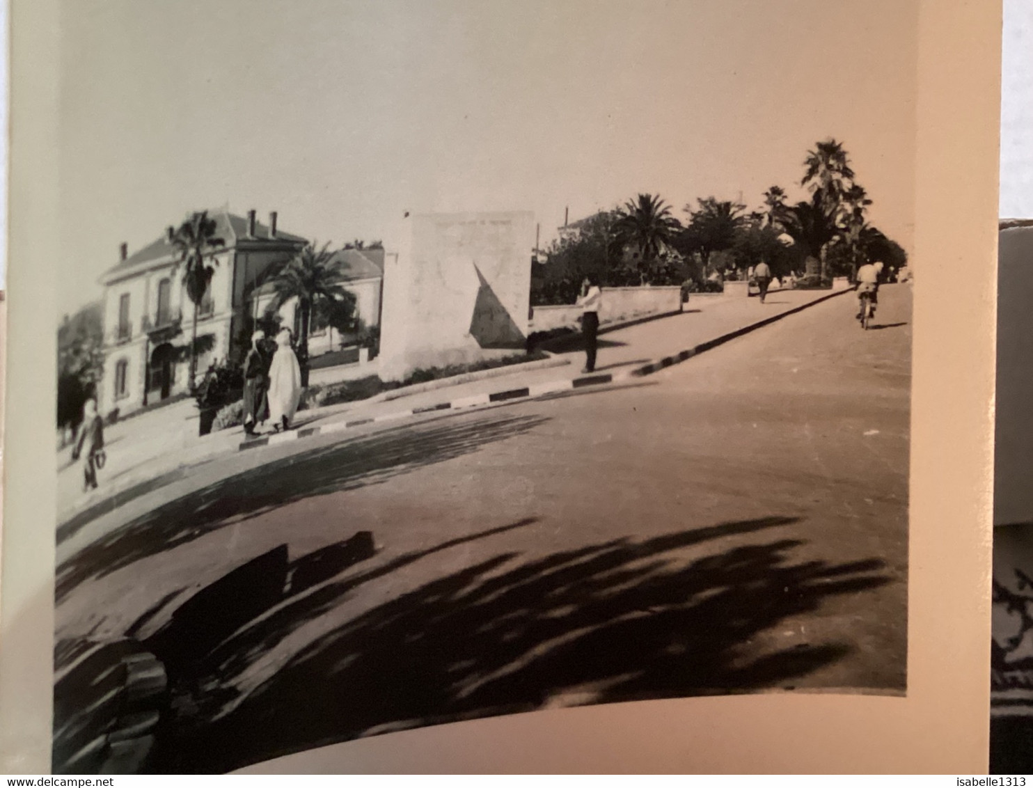 Photo Noir Et Blanc, 1940, Algérie Ville  Saida SAÏDA - Enfant  Homme Voilée Devant Monument Mobylette Vélo - Saïda