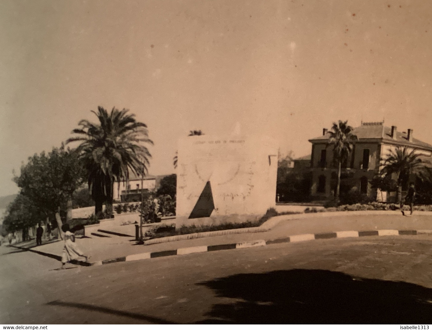 Photo Noir Et Blanc, 1940, Algérie Ville  Saida SAÏDA - Enfant Fille  Devant Monument Homme Maghrébin - Saïda