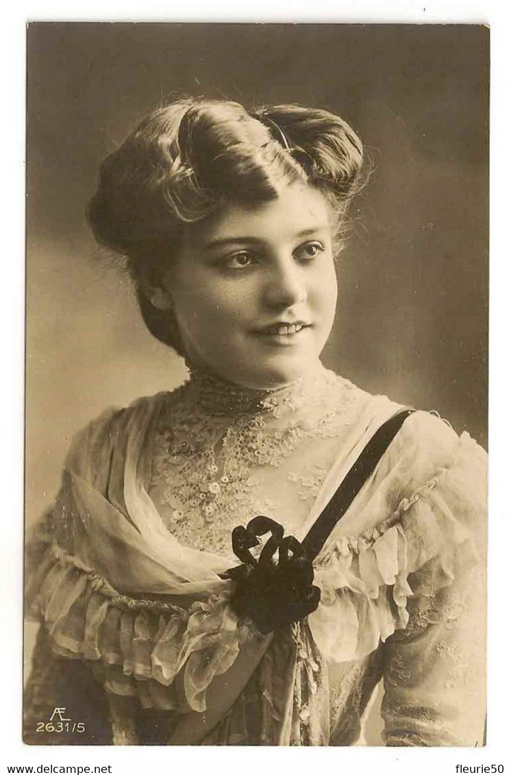 PHOTOGRAPHIE - Jeune Fille En Mode Belle Époque. Oblitération Natoye Vers Carlsbourg. - Mode