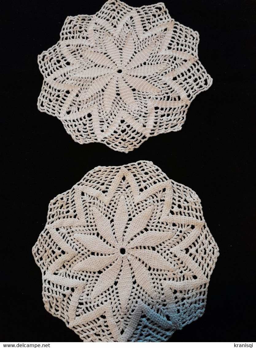 Lot De 2 Napperons  En Dentelle Au Crochet - Dentelles Et Tissus