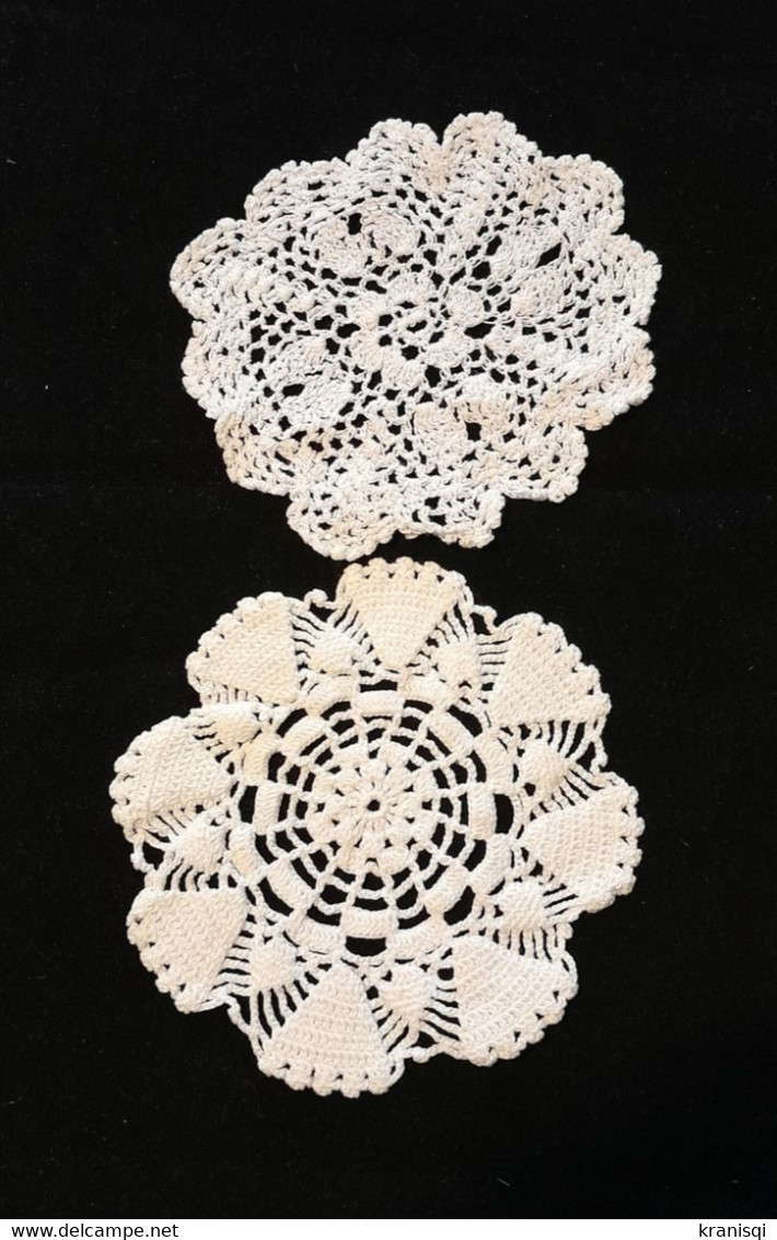 Lot De 2 Petits  Napperons  En Dentelle Au Crochet - Spitzen Und Stoffe