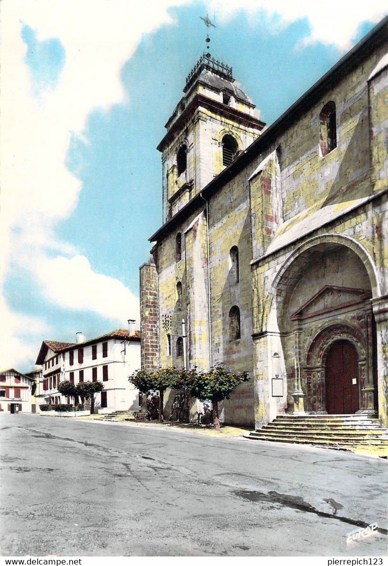 64 - Urrugne - L'Eglise (XVIe Siècle) Et Ses Maisons Basques - Urrugne