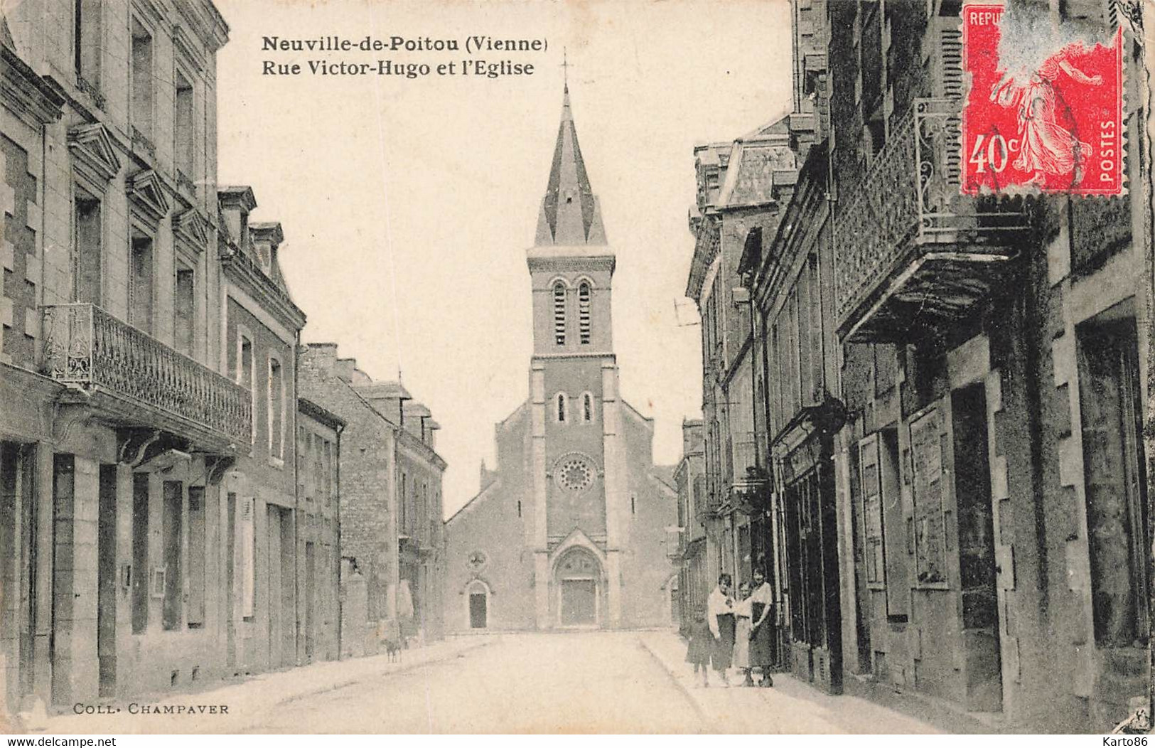 Neuville De Poitou * La Rue Victor Hugo Et L'église - Neuville En Poitou