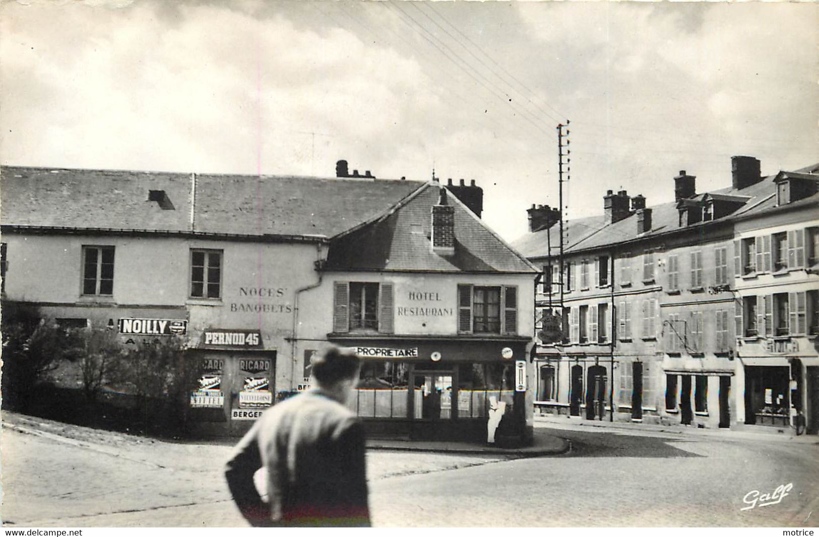 SAINT CLAIR SUR EPTE - Place De L'église Et Route De Paris. - Saint-Clair-sur-Epte