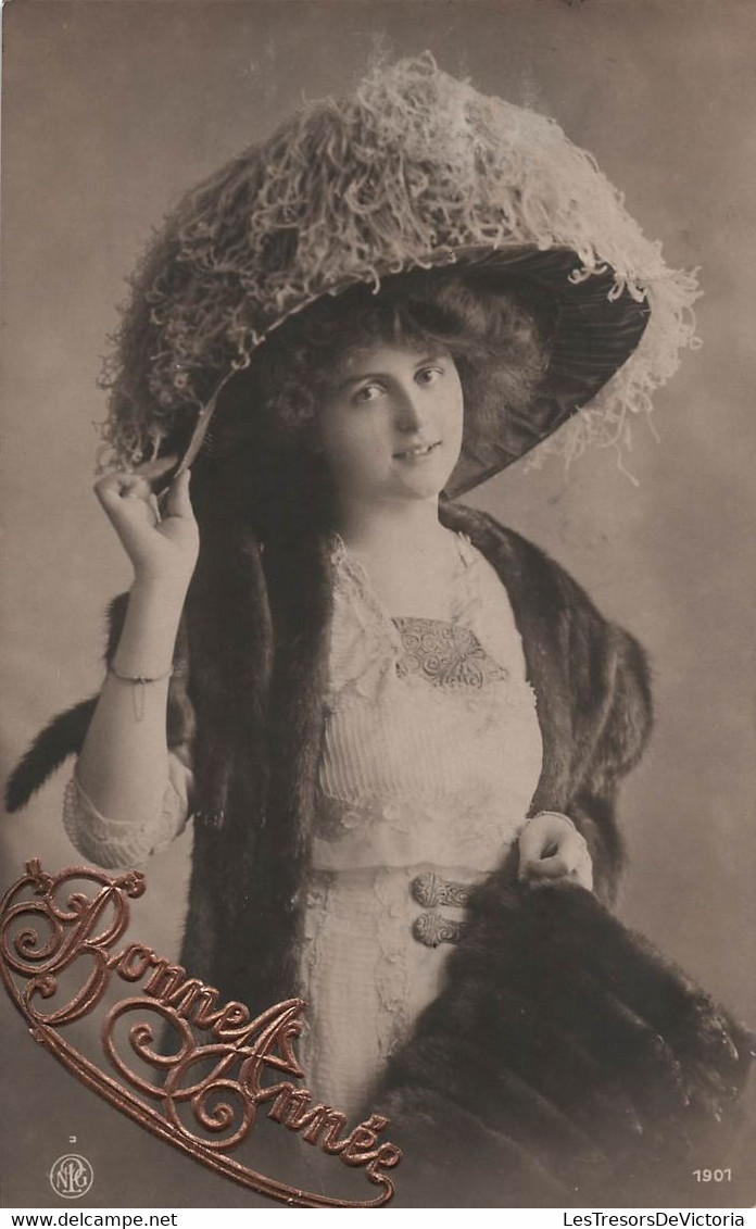Fantaisie - Femme Au Chapeau Fantaisiste - Carte Postale Ancienne - - Donne