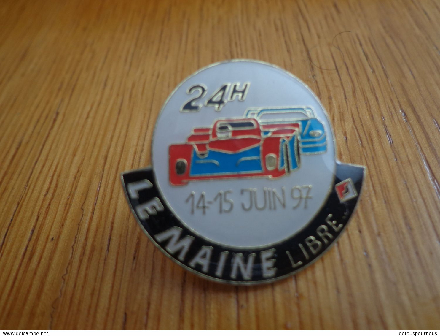 Pin's PORSCHE TWR VAINQUEURS LE MANS 1997 - Porsche