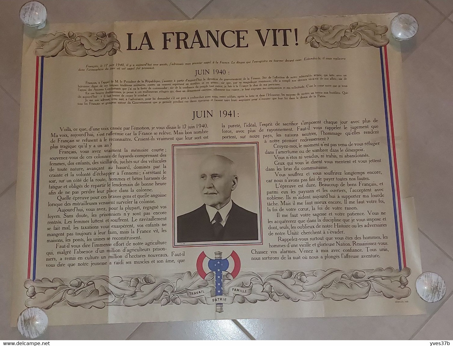 AFFICHE Pétain 1941 "La France Vit" -  55x70 - TB - Afiches