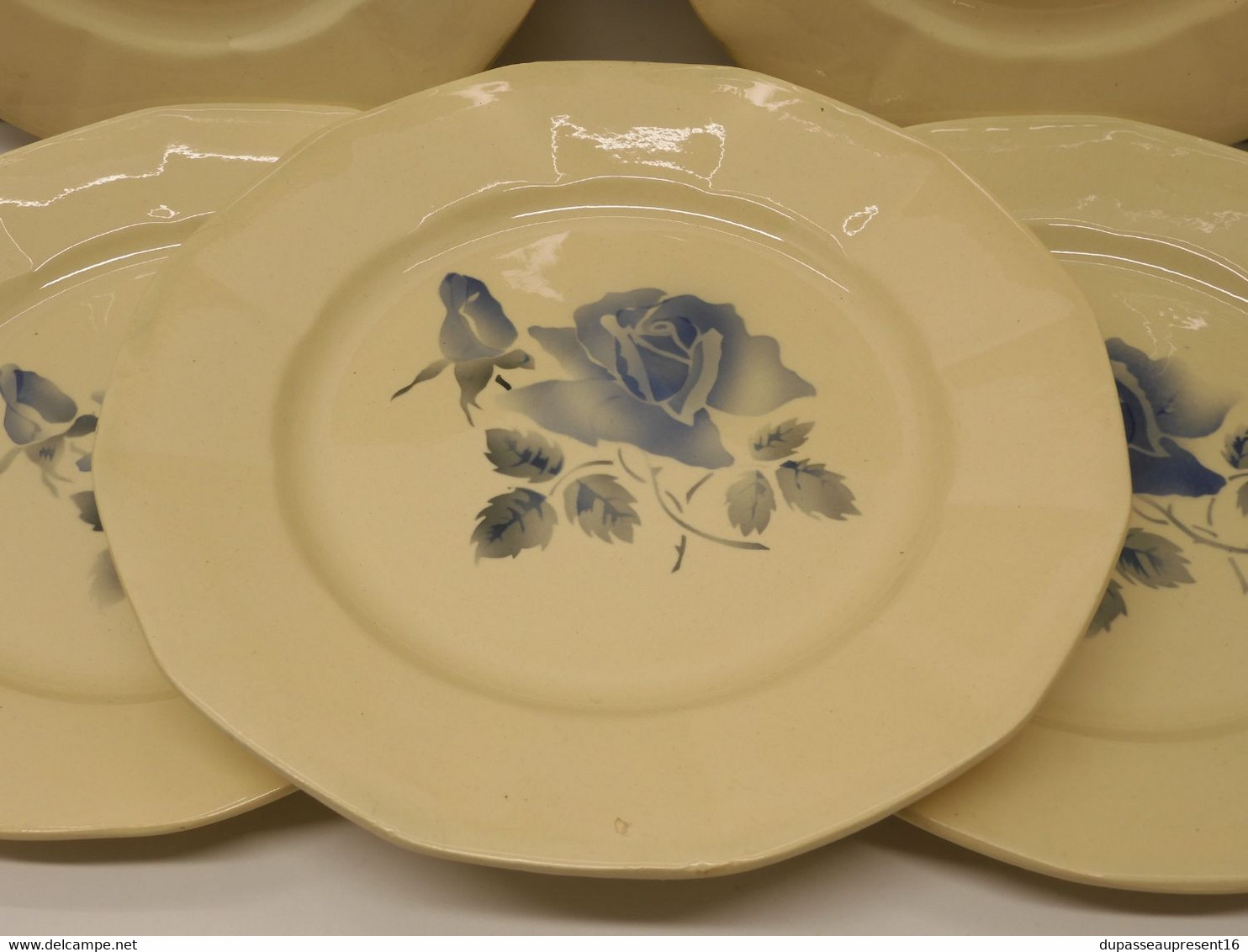 *8 ASSIETTES DE TABLE CERAMIQUE DIGOIN SARREGUEMINES décor ROSES BLEUES E