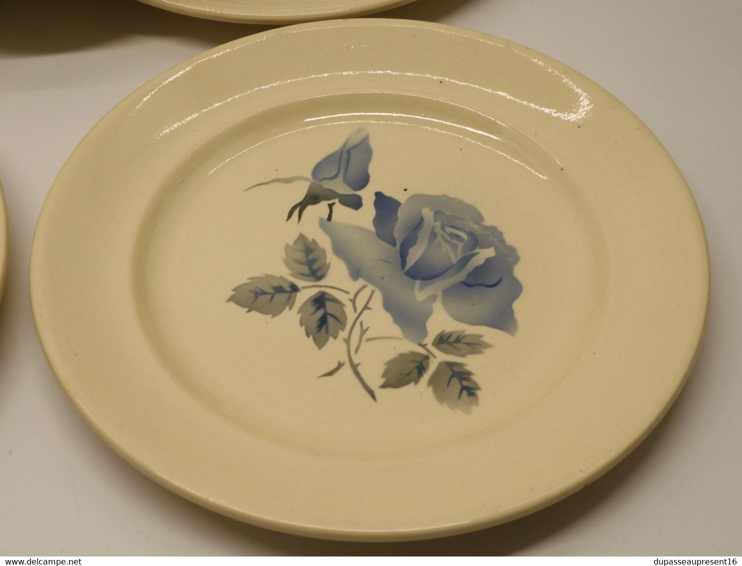 *8 ASSIETTES A DESSERT CERAMIQUE DIGOIN SARREGUEMINES Décor ROSES BLEUES  E - Digoin (FRA)