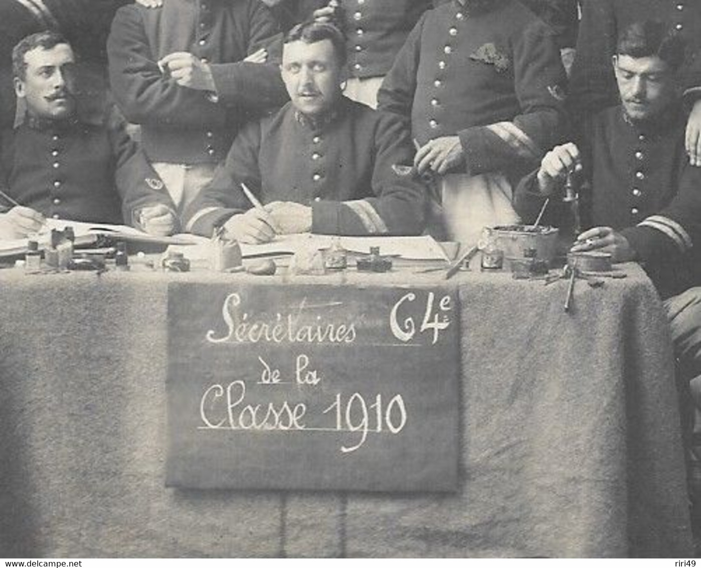 CPA  64em Régiment D'Infanterie, Groupe De Soldats, Belle Carte, Secrétariat De La Classe 1910, Gradés Voir Scannes - Regiments