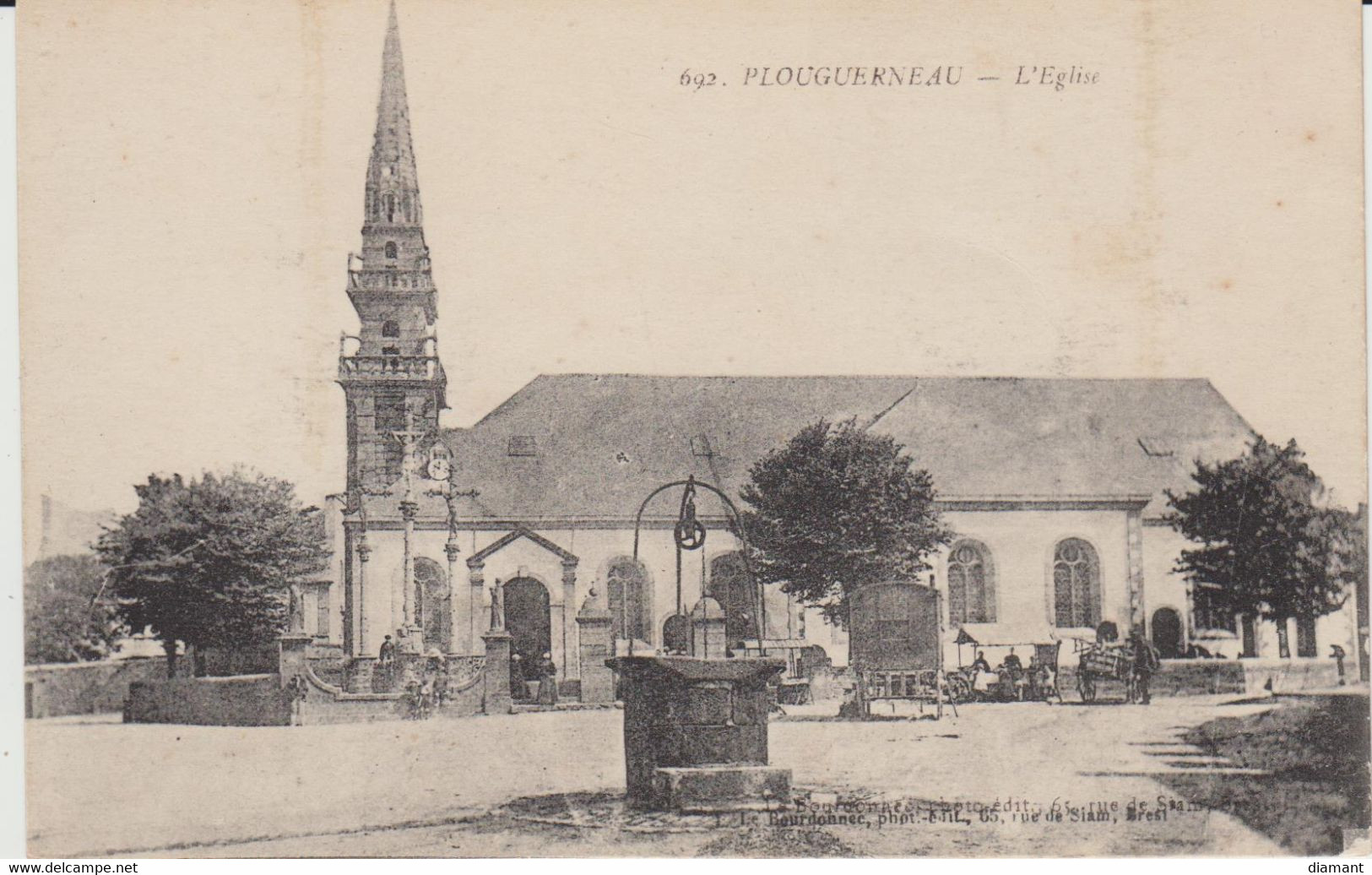 PLOUGUERNEAU (29) - L'Eglise - Le Puit Et Roulotte Sur La Place - état Correct - Plouguerneau