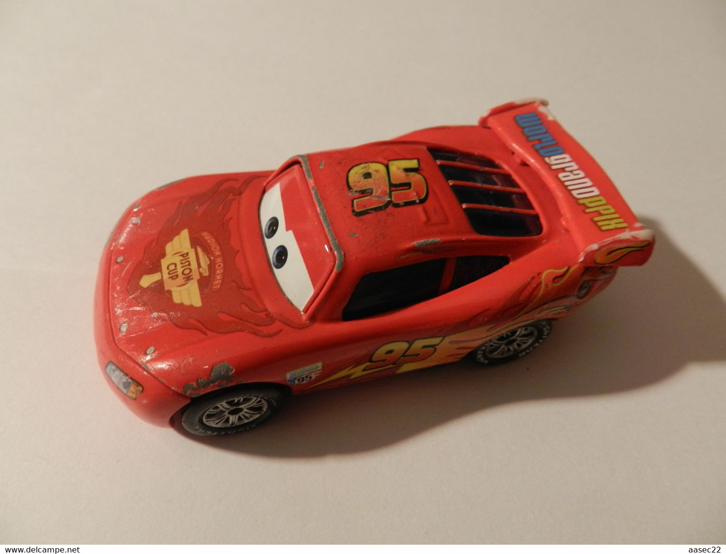 Disney Cars  95 LMC Queen (lengte 75mm)    *** 3714   *** - Autres & Non Classés