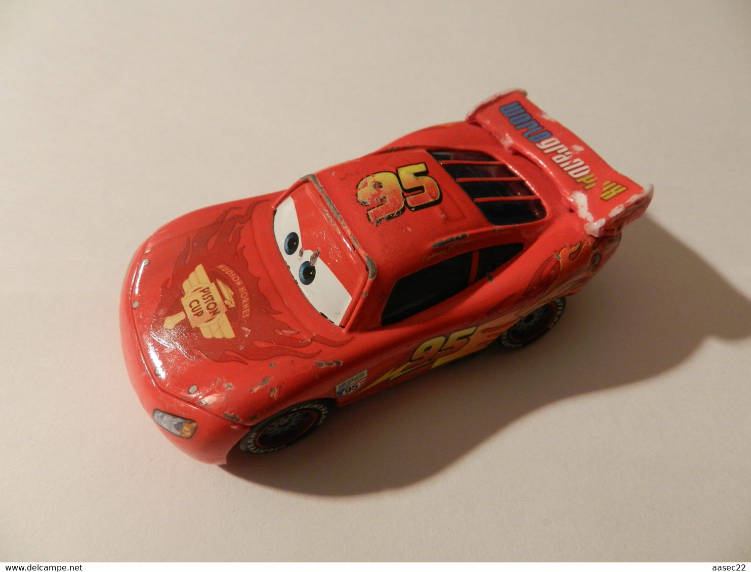 Disney Cars  95 LMC Queen (lengte 75mm)    *** 3724   *** - Autres & Non Classés