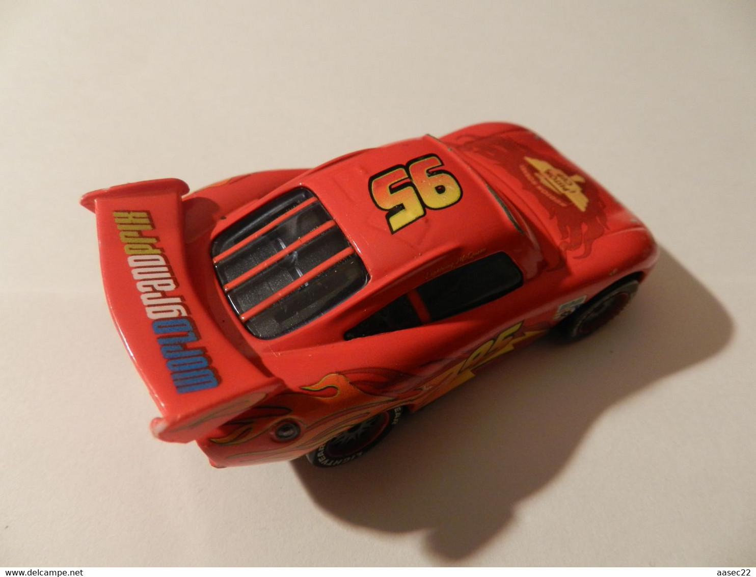 Disney Cars  95 LMC Queen (lengte 75mm)    *** 3723   *** - Other & Unclassified