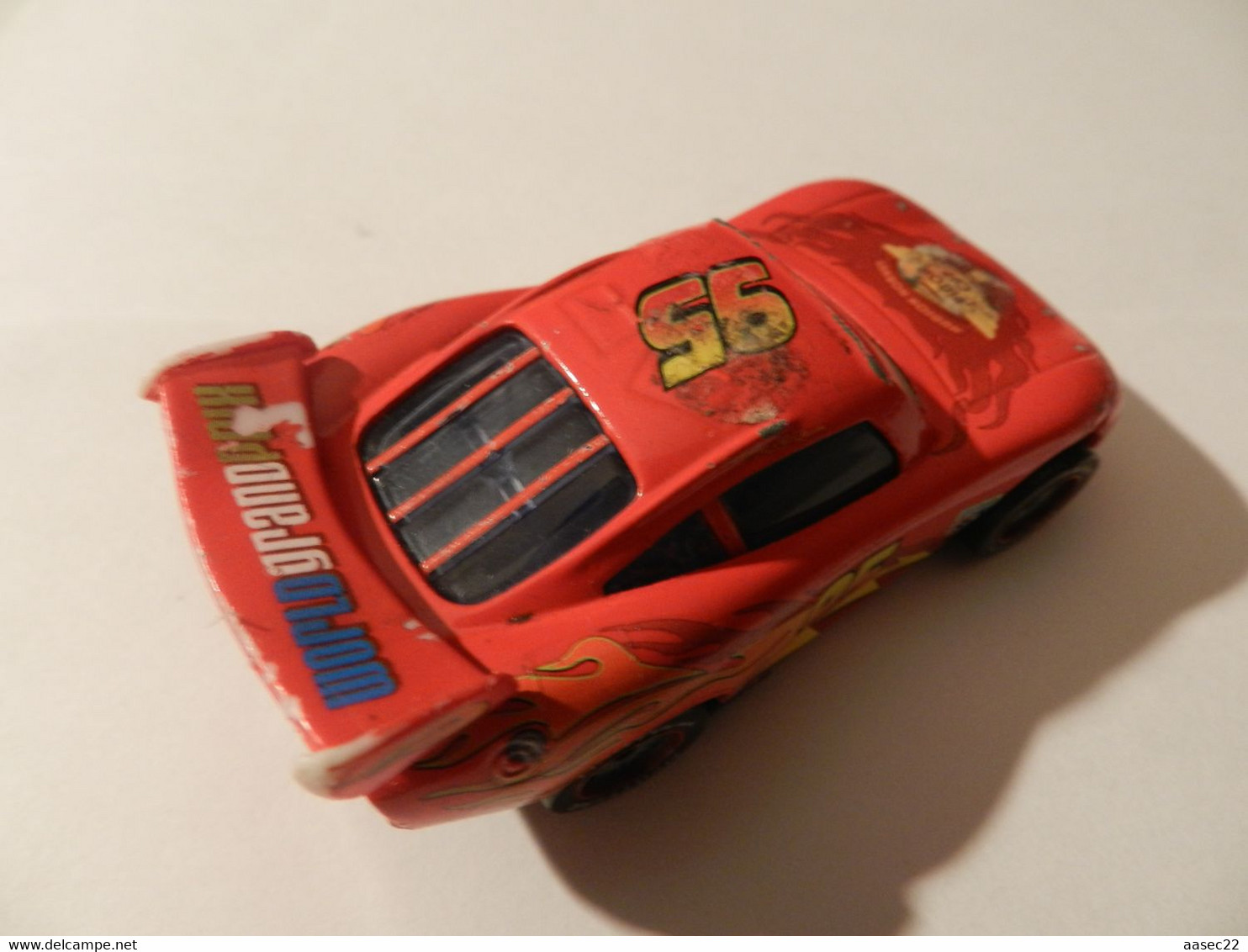 Disney Cars  95 LMC Queen (lengte 75mm)    *** 3713   *** - Andere & Zonder Classificatie