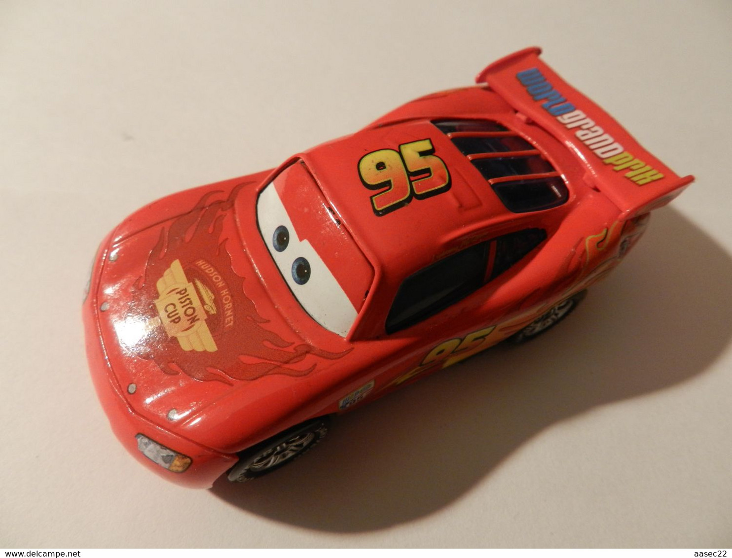 Disney Cars  95 LMC Queen (lengte 75mm)    *** 3770   *** - Autres & Non Classés