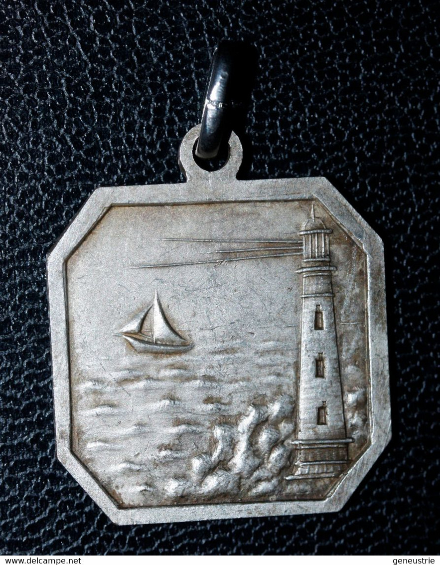 Médaille Pendentif Ancien Années 30 Laiton Argenté "Souvenir De Plage / Voilier - Phare" Bretagne - Pendants