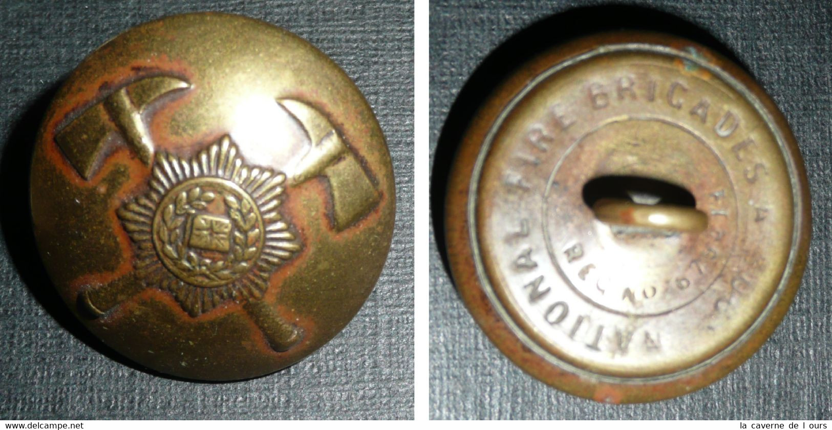 Rare Ancien Bouton D'uniforme En Laiton Embouti, Hache Croisées Militaria Sapeurs Pompiers National Fire Brigades - Boutons