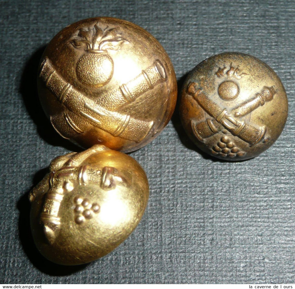 Rare Ancien Lot De 3 Boutons En Laiton Et Métal, Militaria, Militaire Artillerie Grenade Et Canons Croisés, Bouton Paris - Boutons