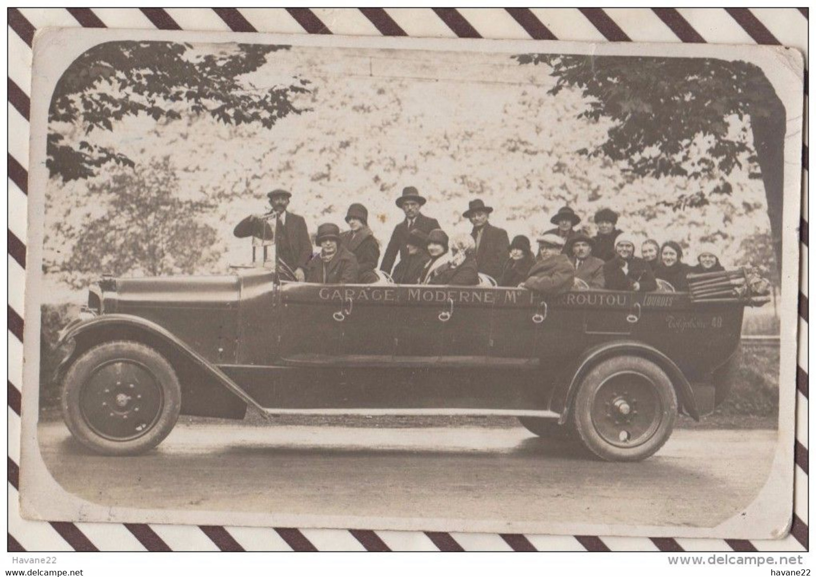 6AI1091 PHOTO CARTE POSTALE GARAGE MODERNE LOURDES VOITURE TAXI AUTOCAR - Taxis & Huurvoertuigen