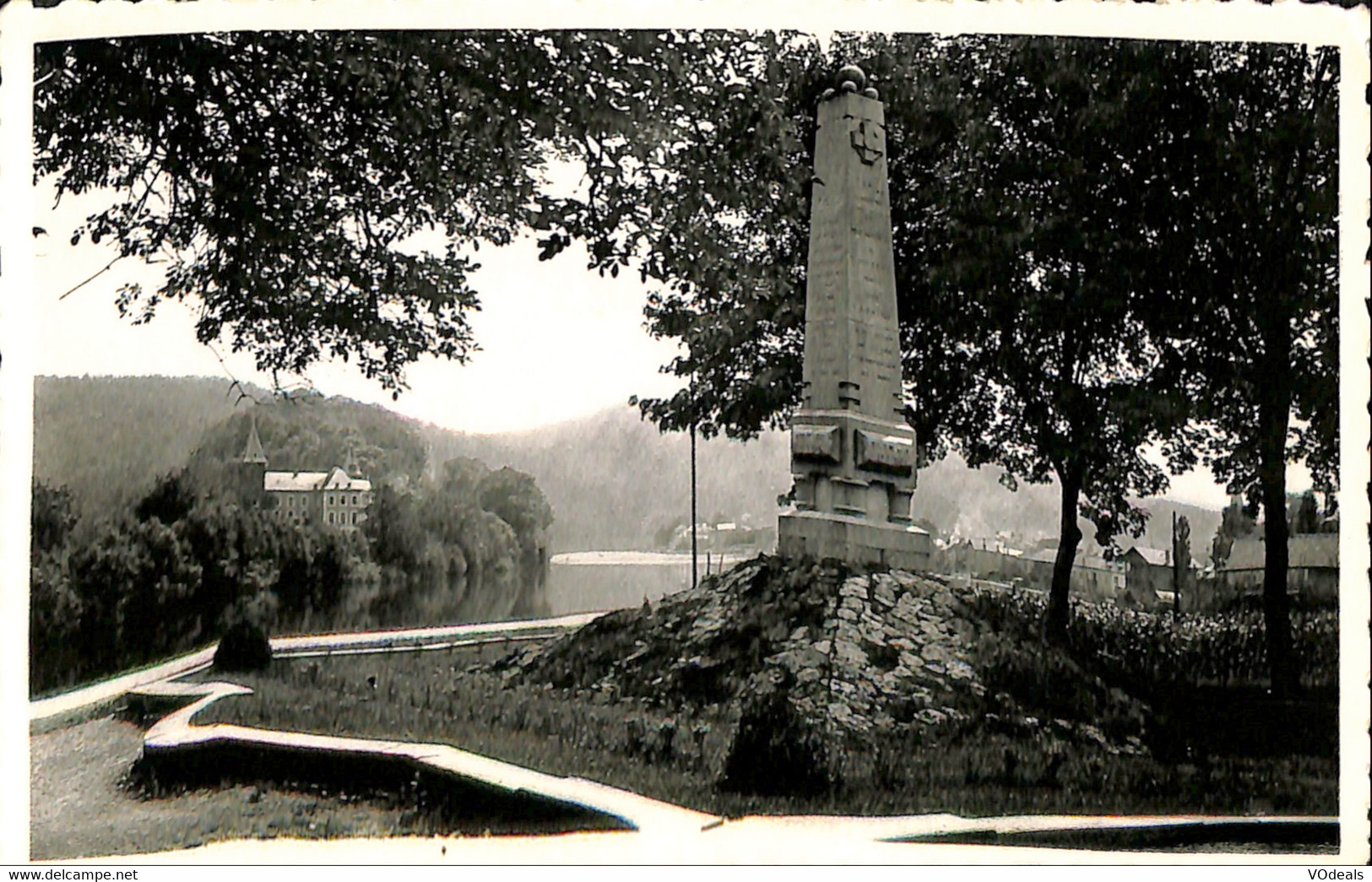 Belgique - Namur - Profondeville - Le Monument Aux Morts Et Château - Profondeville