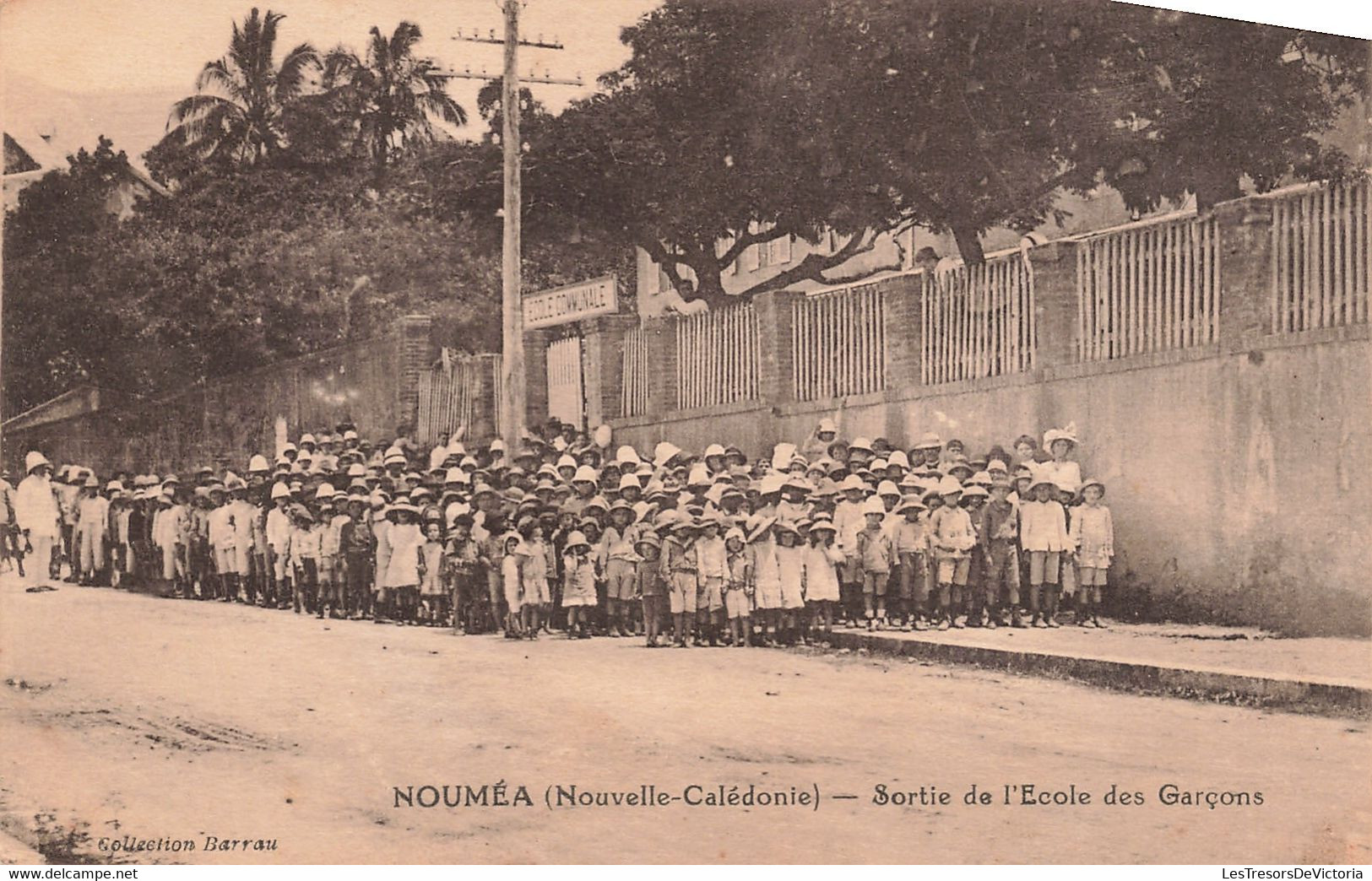 Nouvelle Calédonie - Nouméa - Sortie De L'école Des Garçons - Collec. Barrau - Enfants - Carte Postale Ancienne - Nouvelle-Calédonie