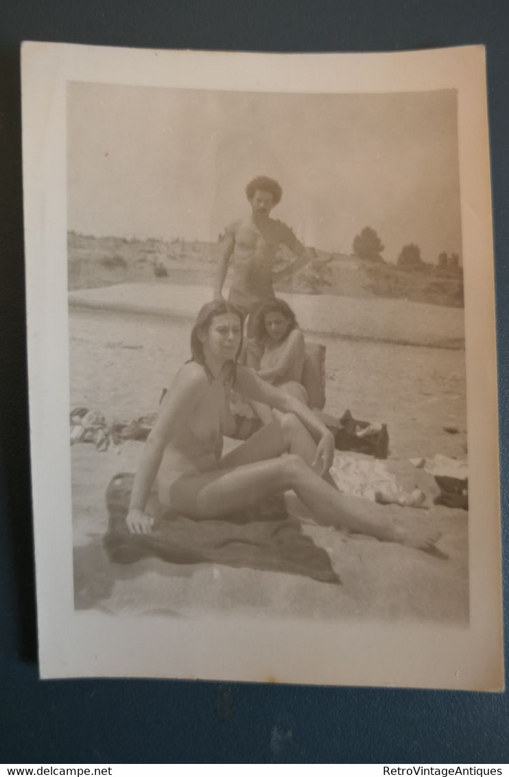 Nude Girl At The Seaside In Romania Litoral Doborgea Fata La Plaja Dezbracata Nud Baie De Soare Pe Faleza Anii 70 - Zonder Classificatie