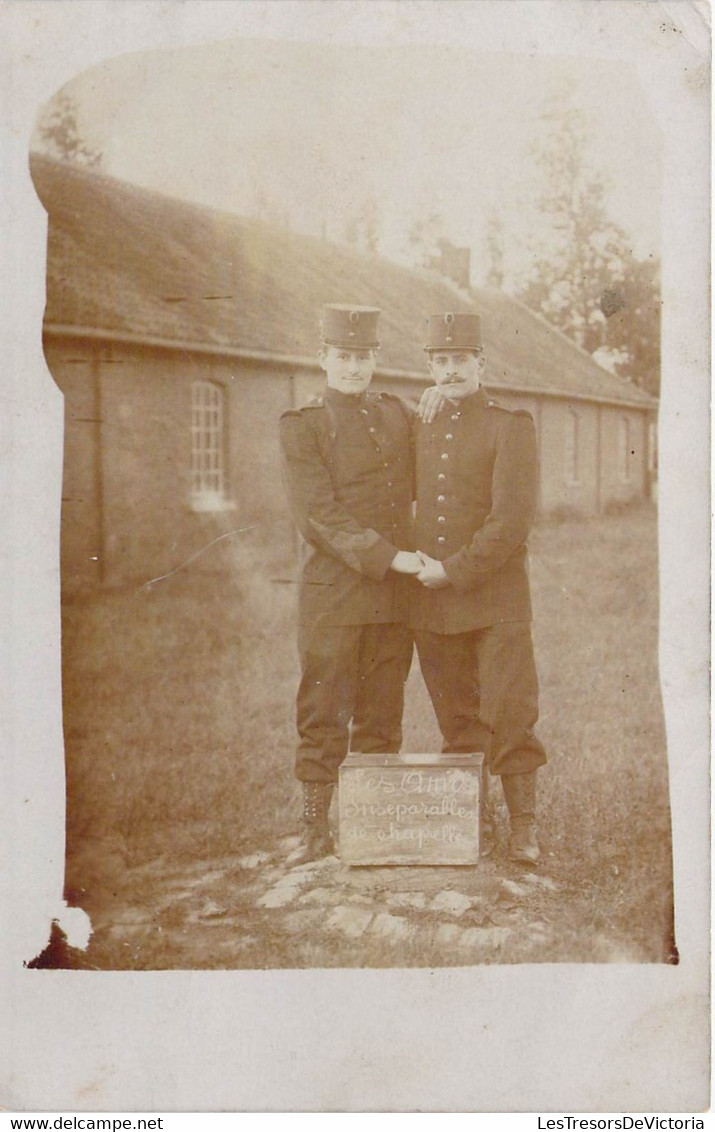 Militaria - Les Amis Inséparables De Chapelle - Deux Soldat En Tenue - Carte Photo  - Carte Postale Ancienne - Personnages