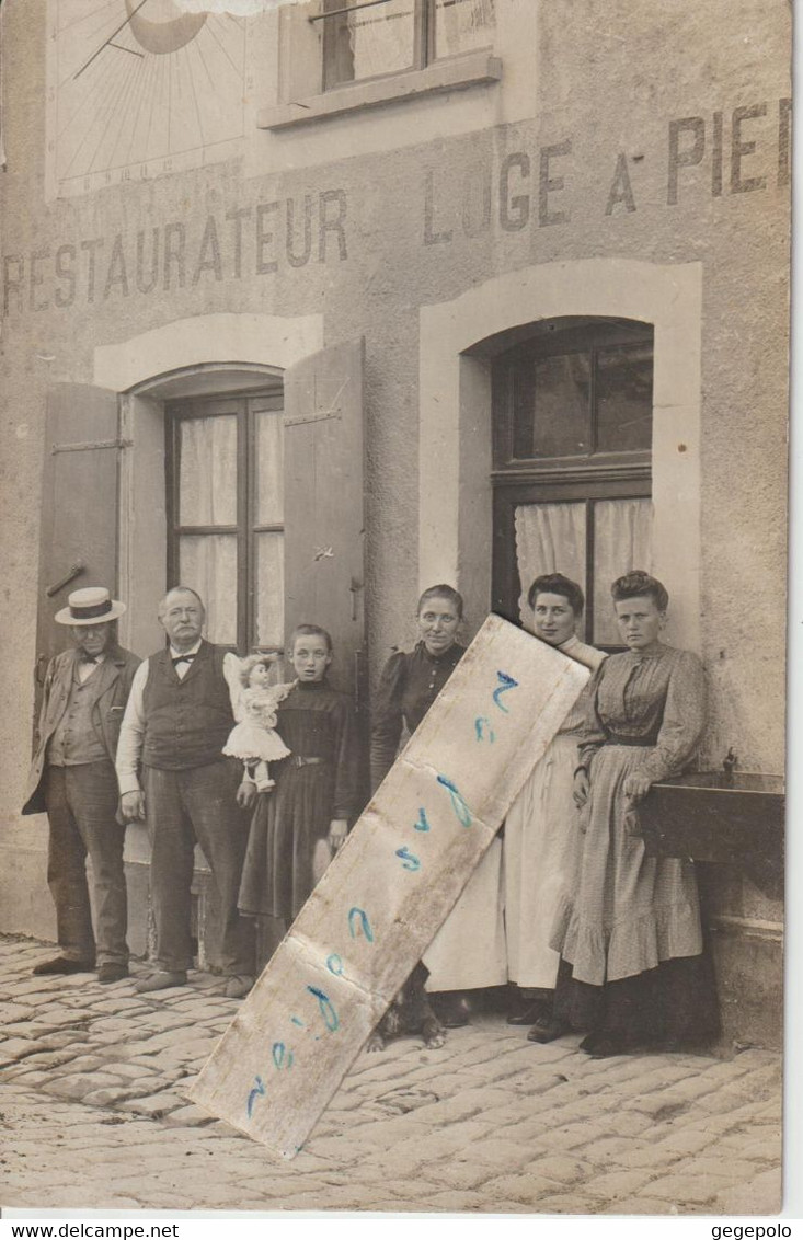 DORMANS - On Pose Devant Le Restaurant En 1907 ( Carte Photo ) - Dormans