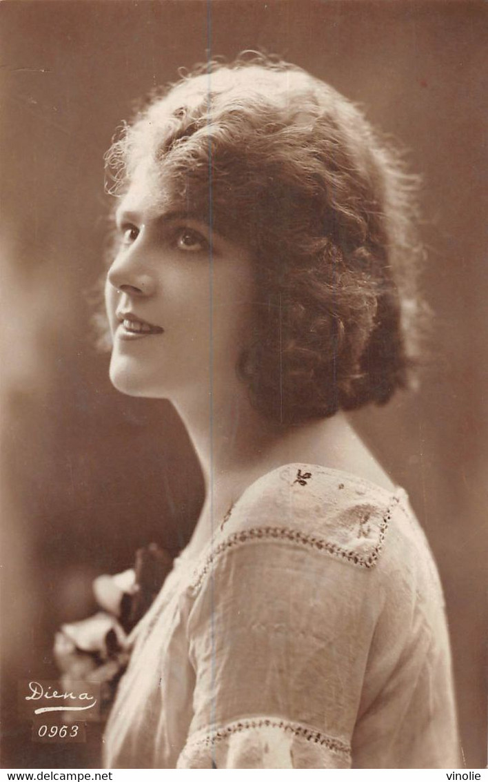 23-1928 : CARTE UNICOLORE. JOLIE JEUNE FEMME ANNEES VINGT - Mode