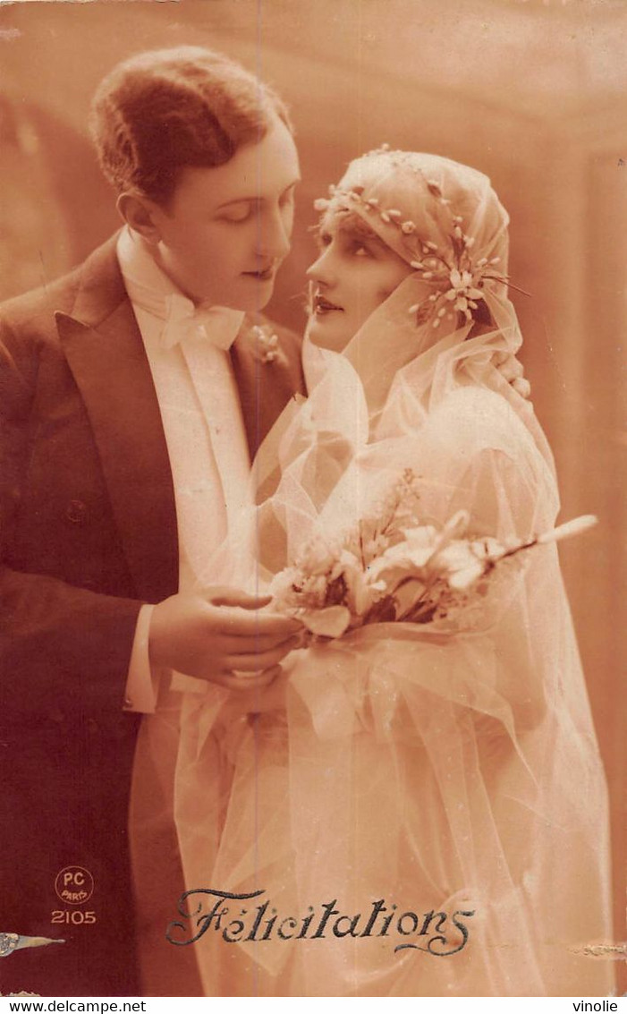 23-1941 : CARTE COLORISEE. COUPLE VERS LES  ANNEES VINGT. JEUNES MARIES. MARIAGE - Mode