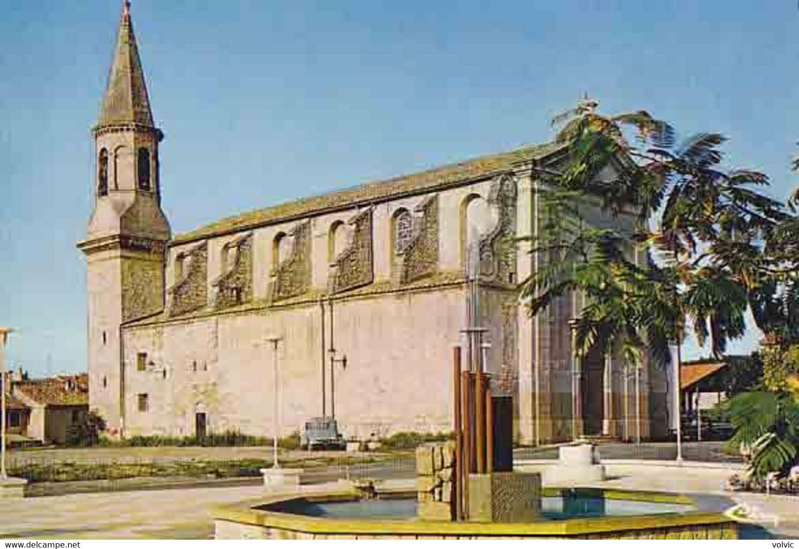 84 - MORIERES-Les-AVIGNON - La Place De La Liberté - L'Eglise - CPM - Morieres Les Avignon