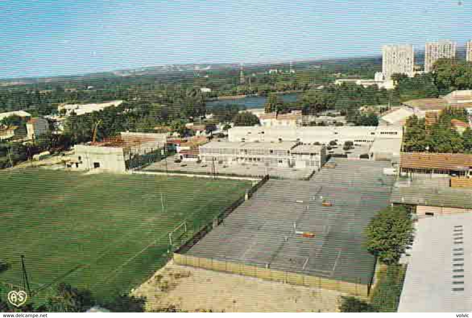 84 - LE PONTET - Le Stade Et Les Groupes Pasteur - CPM - Le Pontet