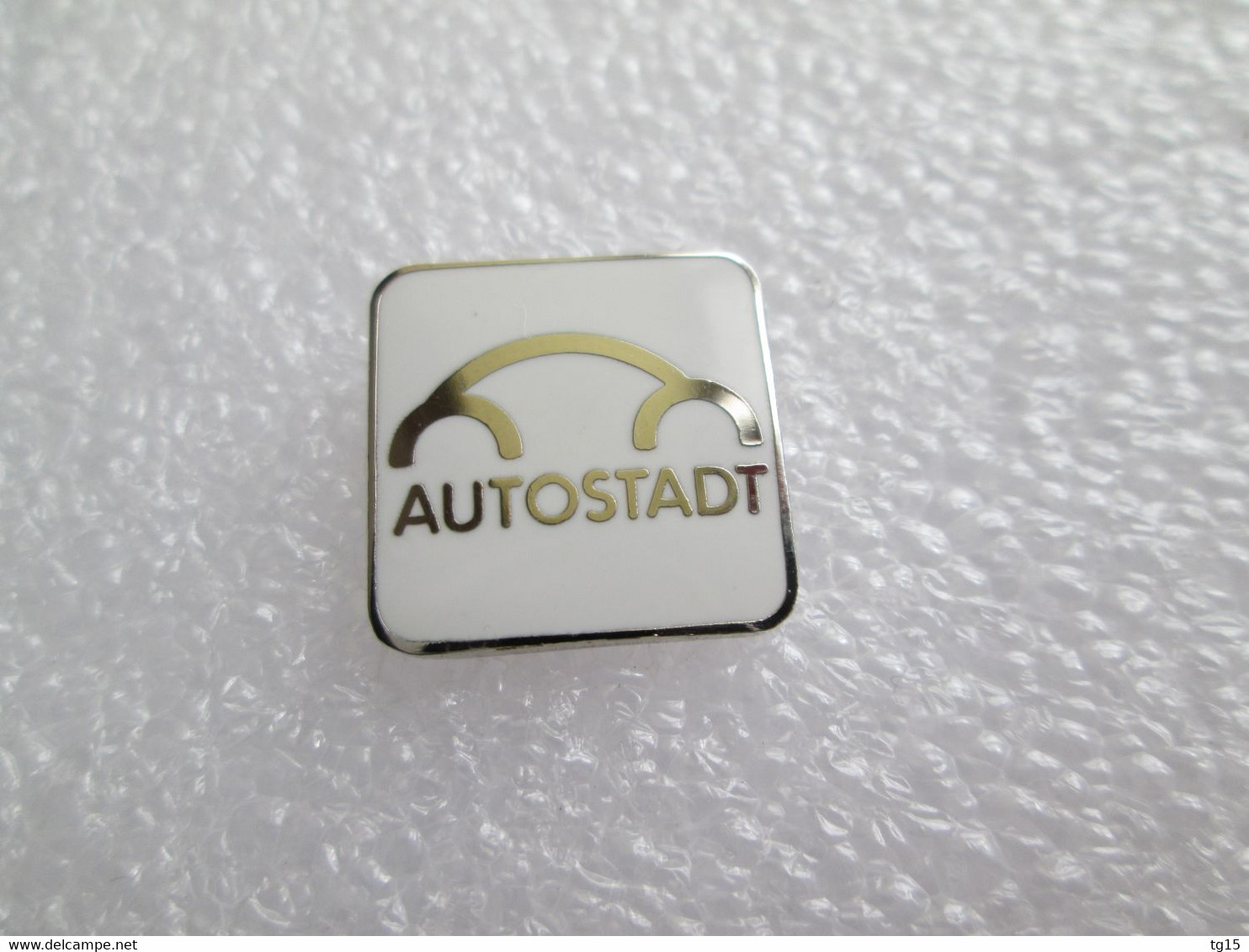 PIN'S    VOLKSWAGEN NEW BEATLE   AUTOSTADT  Email Grand Feu - Volkswagen